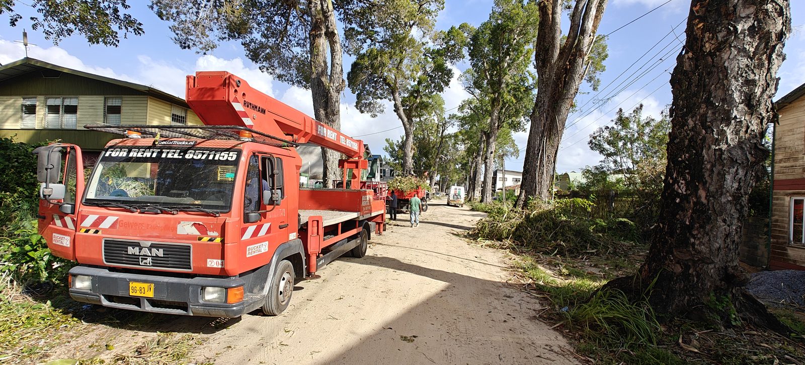 Hoogwerker van Bucket Rental N.V. in Paramaribo